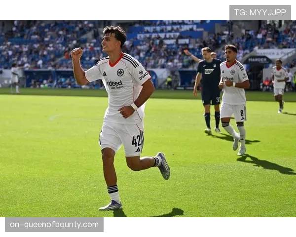 法兰克福球员赛前走进校园携手社区共筑足球友谊桥梁