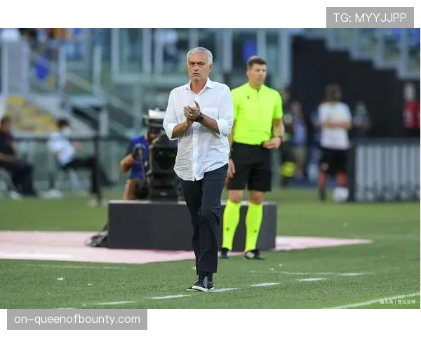 特写：比赛结束后，穆里尼与罗马球员逐一拥抱，场面动容