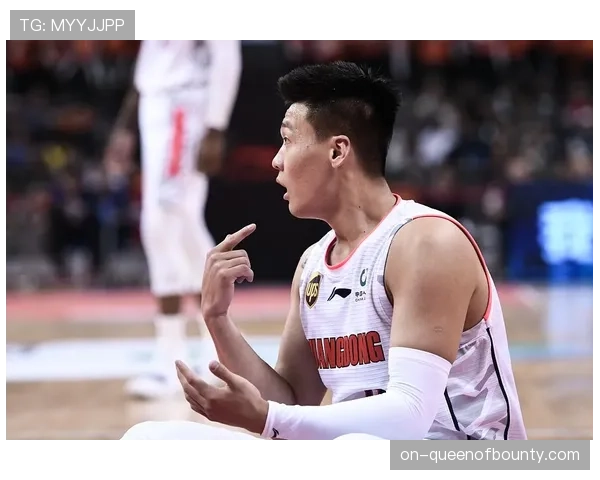 赵睿突破滑倒后坚持爬起防守，获主场球迷掌声致敬